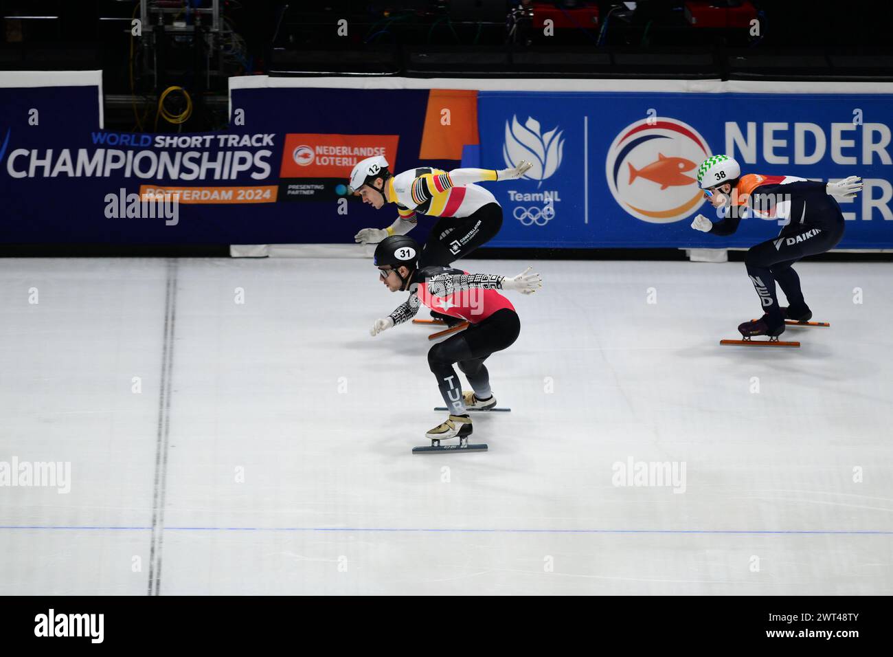 DESMET Stijn bel, HUISMAN Kay NED et AKAR Furkan TUR lors du Championnat du monde de patinage de vitesse sur courte piste à Rotterdam le 15 mars 2024. Photo de Phil Hutchinson. Utilisation éditoriale uniquement, licence requise pour une utilisation commerciale. Aucune utilisation dans les Paris, les jeux ou les publications d'un club/ligue/joueur. Crédit : UK Sports pics Ltd/Alamy Live News Banque D'Images