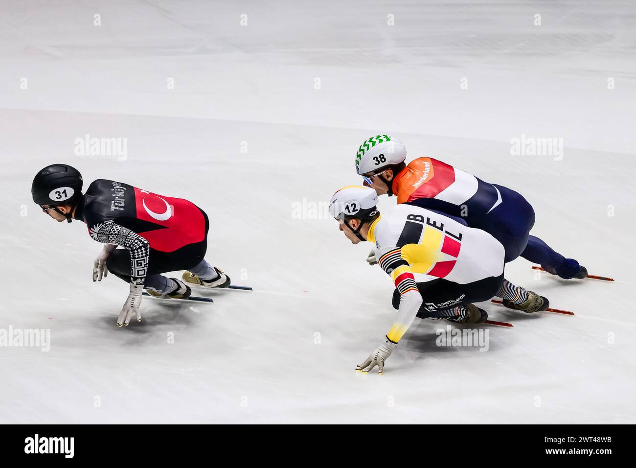 DESMET Stijn bel, HUISMAN Kay NED et AKAR Furkan TUR lors du Championnat du monde de patinage de vitesse sur courte piste à Rotterdam le 15 mars 2024. Photo de Phil Hutchinson. Utilisation éditoriale uniquement, licence requise pour une utilisation commerciale. Aucune utilisation dans les Paris, les jeux ou les publications d'un club/ligue/joueur. Crédit : UK Sports pics Ltd/Alamy Live News Banque D'Images