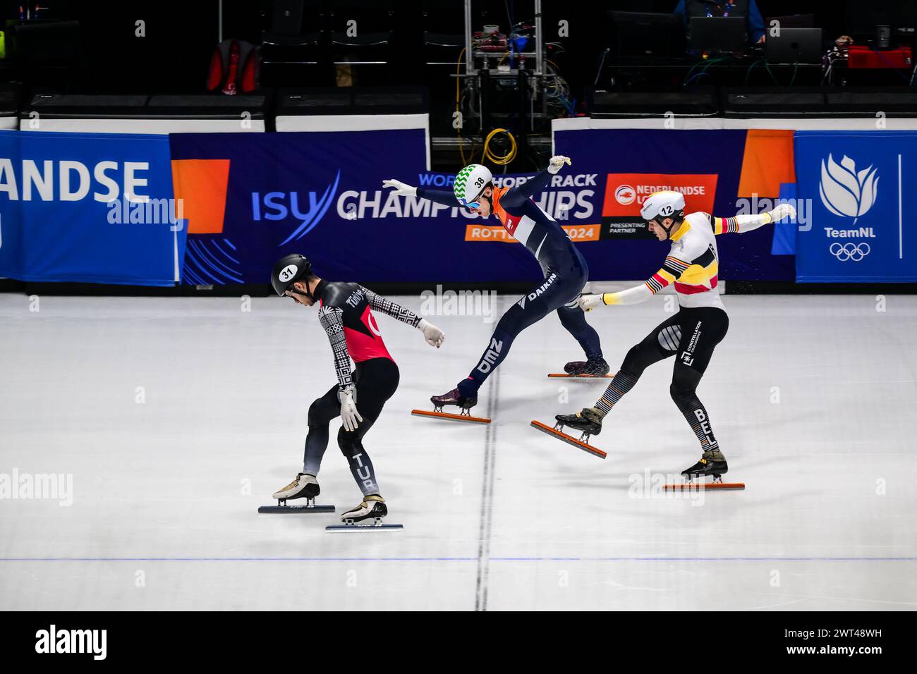 DESMET Stijn bel, HUISMAN Kay NED et AKAR Furkan TUR lors du Championnat du monde de patinage de vitesse sur courte piste à Rotterdam le 15 mars 2024. Photo de Phil Hutchinson. Utilisation éditoriale uniquement, licence requise pour une utilisation commerciale. Aucune utilisation dans les Paris, les jeux ou les publications d'un club/ligue/joueur. Crédit : UK Sports pics Ltd/Alamy Live News Banque D'Images