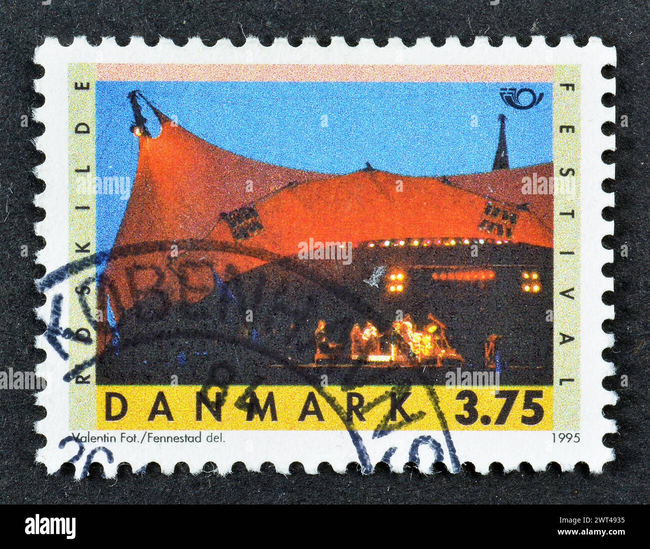 Timbre-poste oblitéré imprimé par le Danemark, qui montre scène (25e anniversaire du festival de Roskilde), vers 1995. Banque D'Images