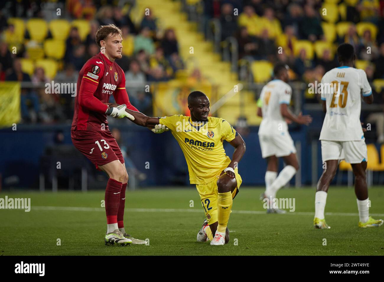 VILLARREAL, ESPAGNE - 14 MARS : Eric Bailly et Filip Jorgensen gardien de but de Villarreal CF en action lors de la manche 2023/24 de l'UEFA Europa League entre Villarreal CF et l'Olympique Marseille à l'Estadio de la Ceramica le 14 mars 2024 à Villarreal, Espagne. (Photo de Jose Torres/photo Players images) crédit : Francisco Macia/Alamy Live News Banque D'Images