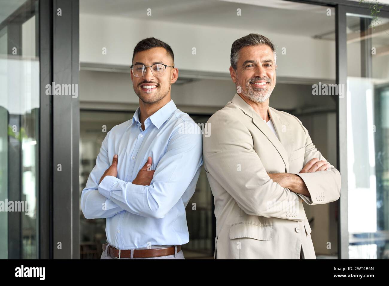 Portrait de deux hommes d'affaires heureux équipe de direction debout dans le bureau. Banque D'Images