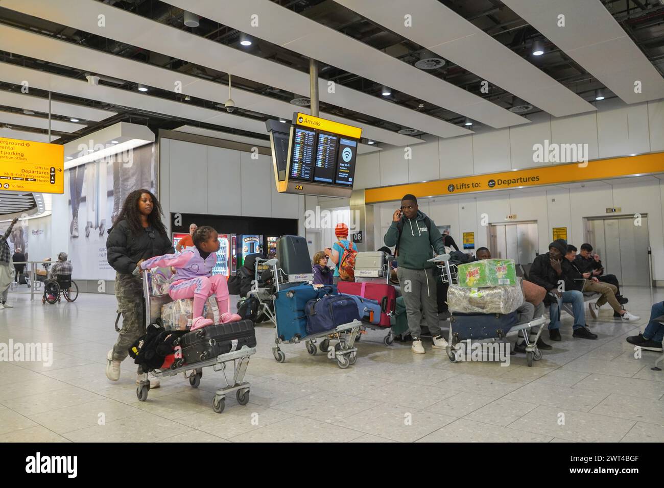 Londres, Royaume-Uni 15 mars 2024 . Voyageurs arrivant au terminal 4 d'Heathrow aujourd'hui. Une faille majeure dans la base de données de l'immigration du Home Office a causé dealys dans le traitement des demandes d'immigration affectant plus que le statut d'immigration de 76 000 personnes qui ont été inscrites avec des noms et des photogrpahs incorrects. Credit : amer Ghazzal/Alamy Live News Banque D'Images