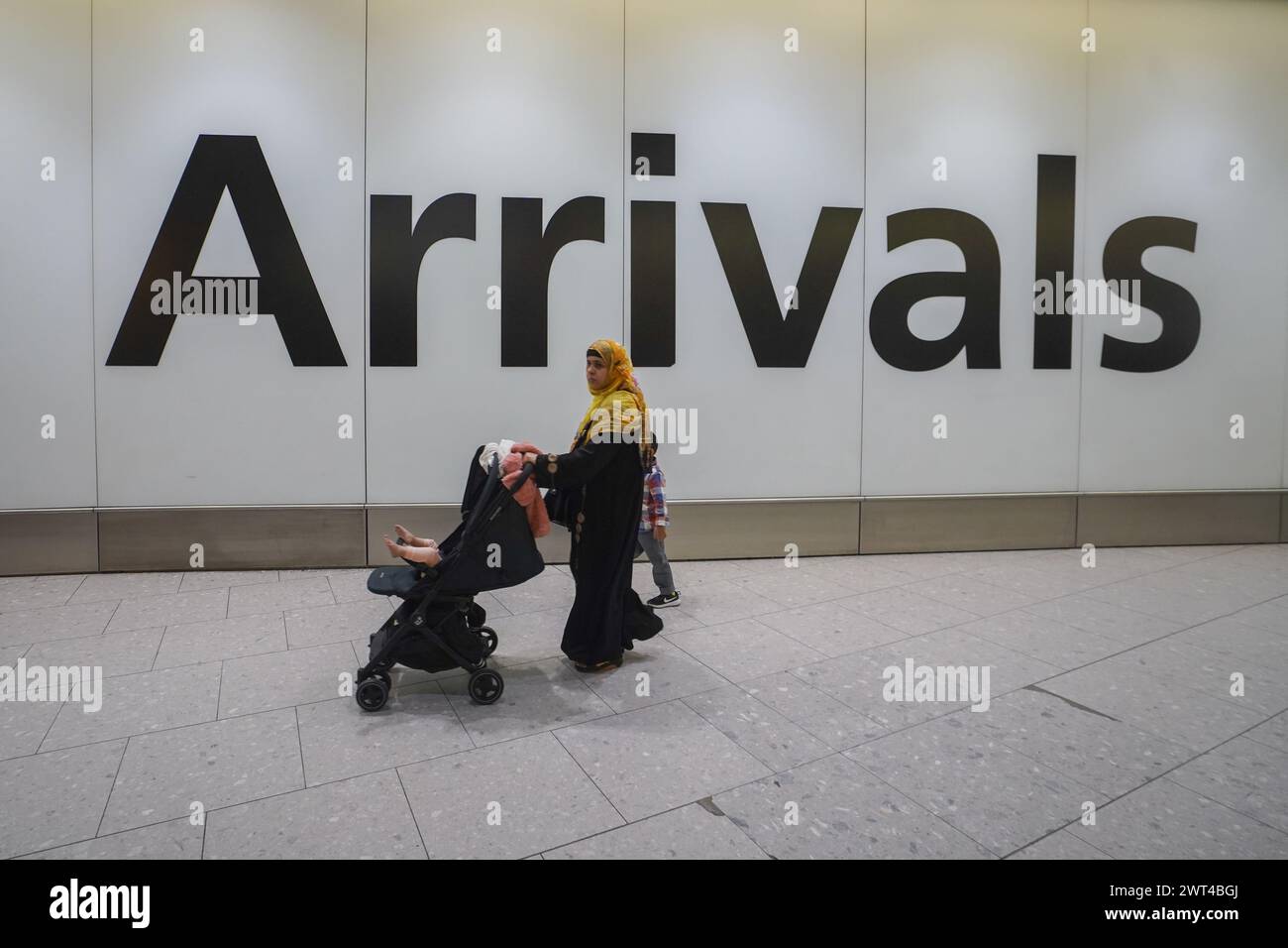 Londres, Royaume-Uni 15 mars 2024 . Voyageurs arrivant au terminal 4 d'Heathrow aujourd'hui. Une faille majeure dans la base de données de l'immigration du Home Office a causé dealys dans le traitement des demandes d'immigration affectant plus que le statut d'immigration de 76 000 personnes qui ont été inscrites avec des noms et des photogrpahs incorrects. Credit : amer Ghazzal/Alamy Live News Banque D'Images