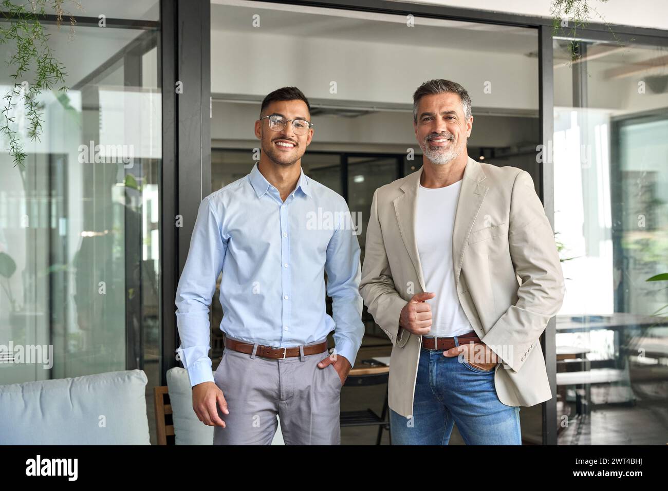 Portrait de deux hommes d'affaires heureux cadre professionnel debout dans le bureau. Banque D'Images