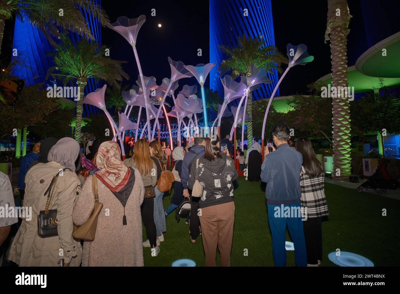 Festival Lusail 2024 lumineux à Lusail Boulevard, Qatar prise de vue nocturne montrant des affichages lumineux vibrants, une fontaine avec des foules de gens regardant Banque D'Images