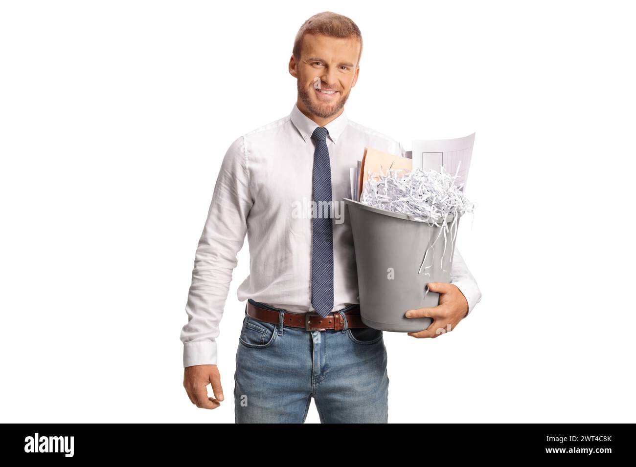 Employé de bureau tenant un bac avec des déchets de papier isolé sur fond blanc Banque D'Images