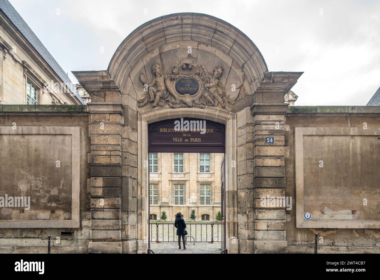 Une personne se tient devant la grande entrée de la Bibliothèque historique de Paris. Banque D'Images