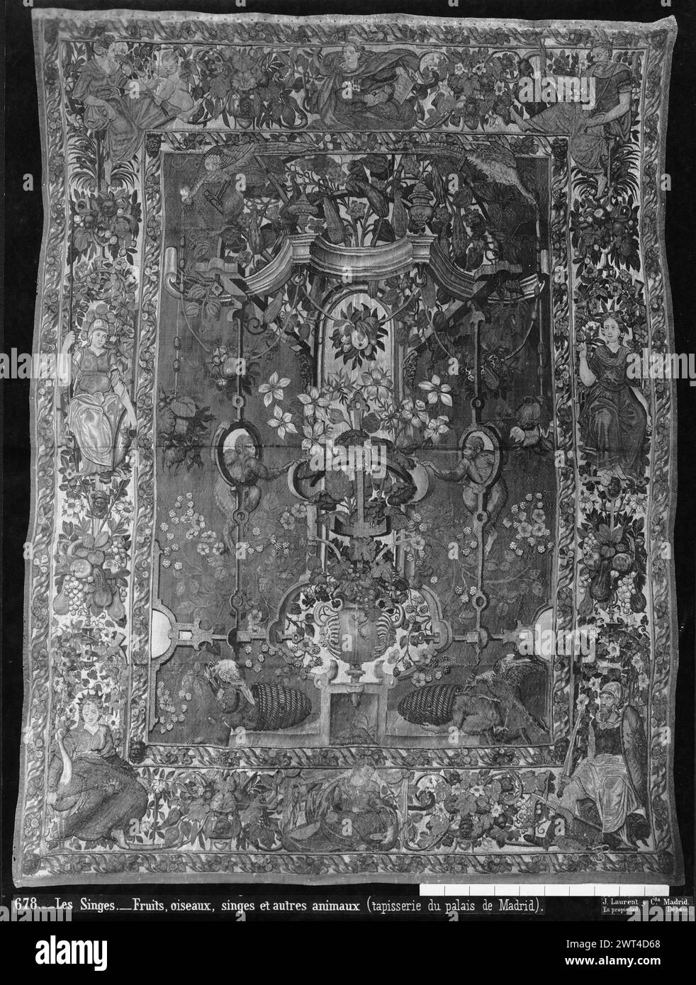 Singes mêlés de ruches d'abeilles. Vredeman de Vries, Hans (Netherlandish (before 1600) - North Netherlands, 1527-CA.1604) (dessinateur, attr.) [Peintre] c. 1550-1560 tapisserie dimensions : H 350 x l 265 cm tapisserie matériaux/techniques : laine et soie ; fil métallique (or) ; fil métallique (argent) culture : Centre de tissage flamand : Bruxelles historique de propriété : inventaire de Carlos II (1701-1703). Inventaire de Carlos III (1788). Inventaire de Fernando VII (1834). Espagne, Madrid, Palacio Real de Madrid, accno. A. 363-12278. 2 singes jouant dans la tonnelle centrale, tandis que 2 autres se mêlent au fond de beehi Banque D'Images