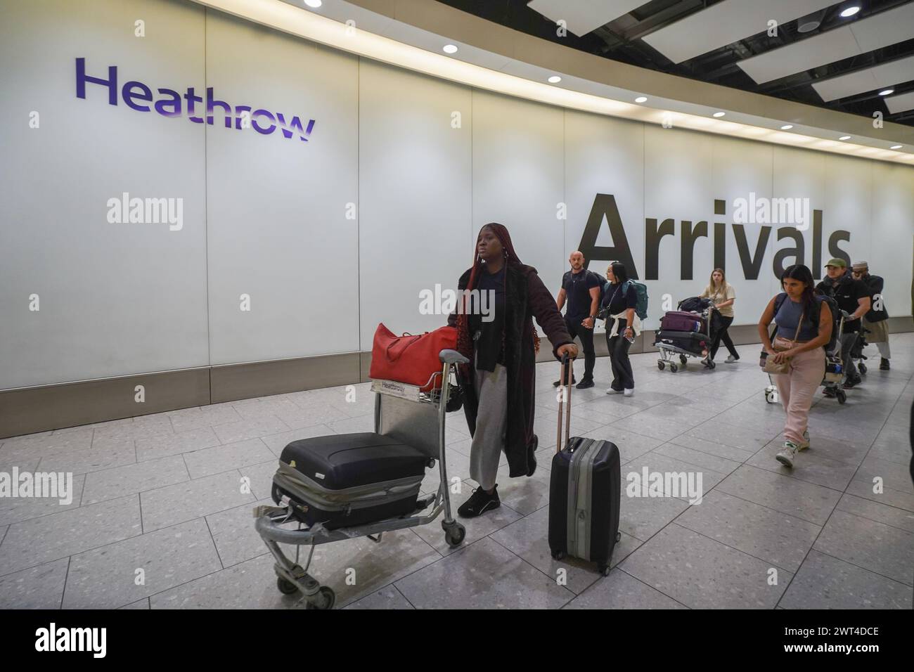 Londres, Royaume-Uni 15 mars 2024 . Voyageurs arrivant au terminal 4 d'Heathrow aujourd'hui. Une faille majeure dans la base de données de l'immigration du Home Office a causé dealys dans le traitement des demandes d'immigration affectant plus que le statut d'immigration de 76 000 personnes qui ont été inscrites avec des noms et des photogrpahs incorrects. Credit : amer Ghazzal/Alamy Live News Banque D'Images