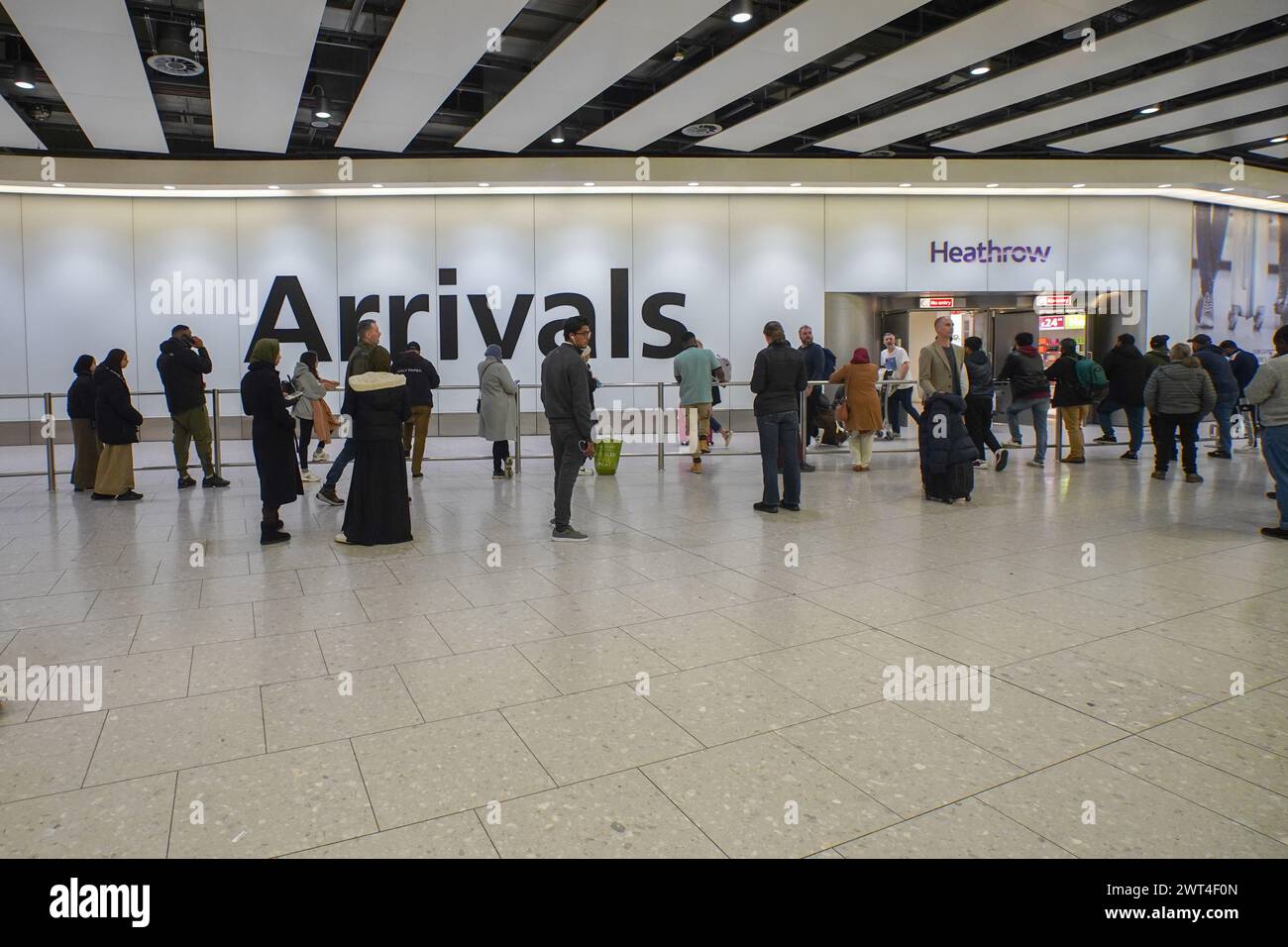 Londres, Royaume-Uni 15 mars 2024 . Voyageurs arrivant au terminal 4 d'Heathrow aujourd'hui. Une faille majeure dans la base de données de l'immigration du Home Office a causé dealys dans le traitement des demandes d'immigration affectant plus que le statut d'immigration de 76 000 personnes qui ont été inscrites avec des noms et des photogrpahs incorrects. Credit : amer Ghazzal/Alamy Live News Banque D'Images
