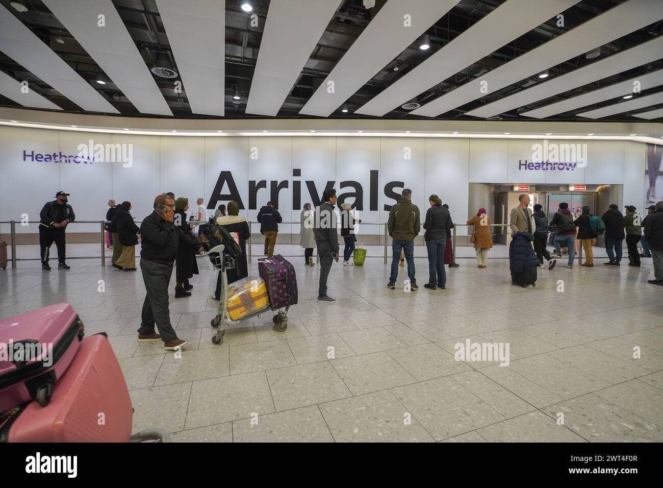 Londres, Royaume-Uni 15 mars 2024 . Voyageurs arrivant au terminal 4 d'Heathrow aujourd'hui. Une faille majeure dans la base de données de l'immigration du Home Office a causé dealys dans le traitement des demandes d'immigration affectant plus que le statut d'immigration de 76 000 personnes qui ont été inscrites avec des noms et des photogrpahs incorrects. Credit : amer Ghazzal/Alamy Live News Banque D'Images