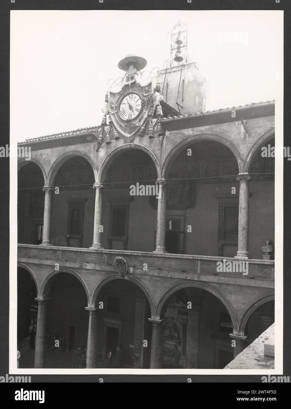Lazio Roma Rome Palazzo del Commendatore4. Hutzel, Max 1960-1990 Post-médiéval : architecture, sculpture architecturale, sculpture, fresque. Notes de l'objet : le palazzo est le siège du président de l'hôpital de Borgo S. Spirito ; construit entre 1567-71 après la conception de Nanni di Baccio Bigio ; façade linéaire ; horloge fantastique de 1827. Hôpital a été fondé en 1198 par le pape Inncenzo III. Fresques dans les salons, environ 1 000 mètres carrés. 53 négatifs ont déjà été classés. Photographe et érudit d'origine allemande Max Hutzel (1911-1988) photographié en Italie du début des années 1960 jusqu'à sa mort. Banque D'Images
