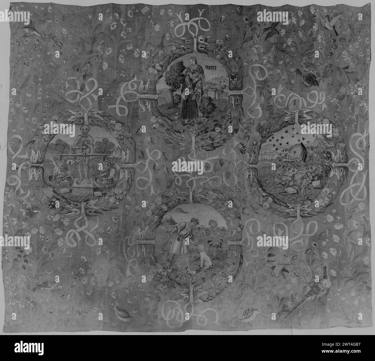 Millefleurs Ground avec quatre médaillons avec des scènes allégoriques. Unknown c. 1520 tapisserie matériaux/techniques : inconnu culture : Centre de tissage du Sud des pays-Bas : historique de propriété inconnu : Français & Co. (?). Inscriptions : inscription dans le champ central dans le médaillon supérieur identification figure : médaillon VERITE scènes à partir du haut, dans le sens des aiguilles d'une montre : personnification de la vérité embrassant l'homme ; casque entouré d'abeilles dans le paysage ; soldat, tenant l'épée, avec chien ; squelette tenant des écailles avec des figures ecclésiastiques et laïques pesées frontières manquantes. Pas de feuille de stock français et anglais dans les archives, pas de numéro de stock Banque D'Images