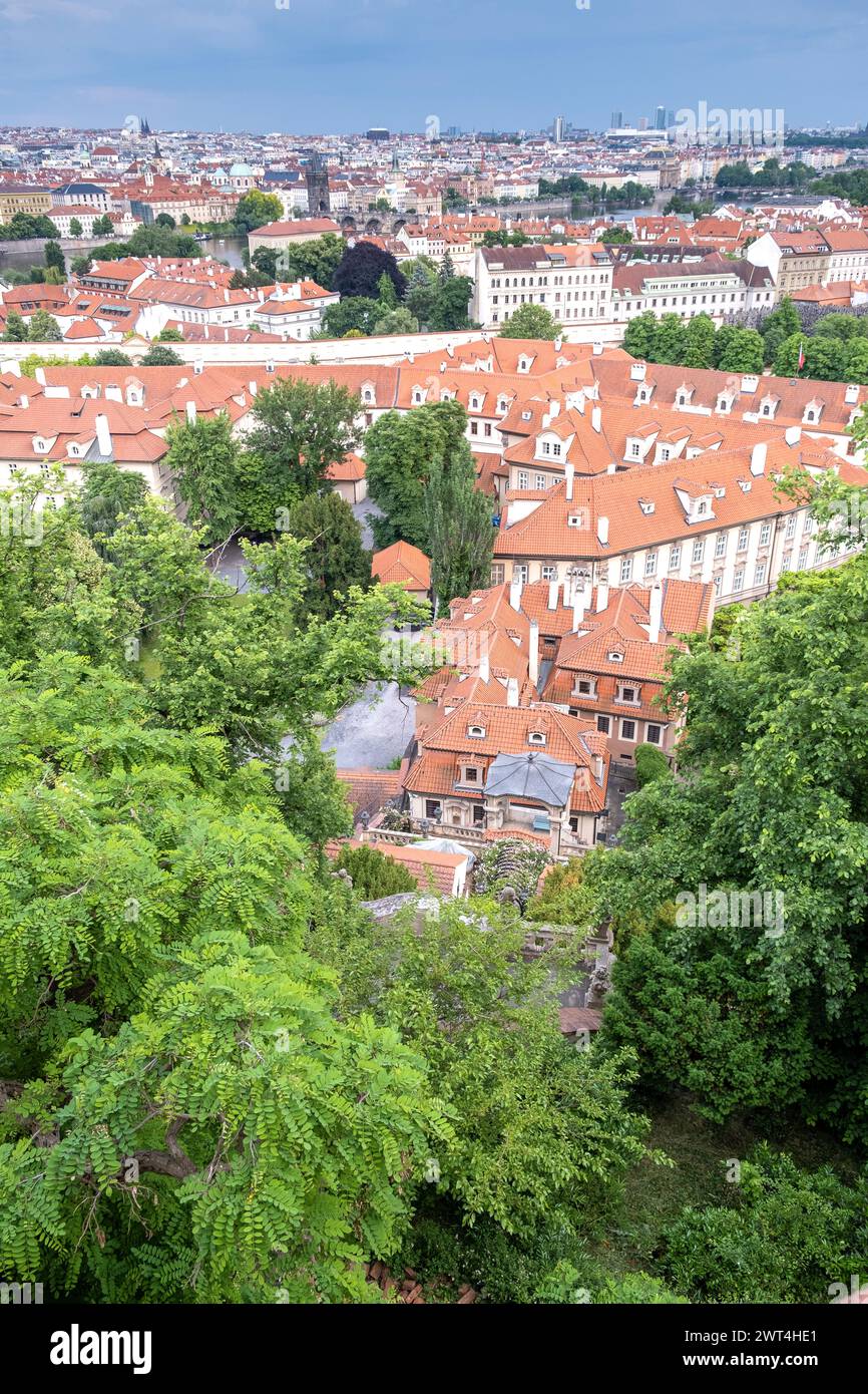 Vue aérienne des toits rouges de la ville historique et du paysage urbain par temps nuageux. Prague, République tchèque Banque D'Images