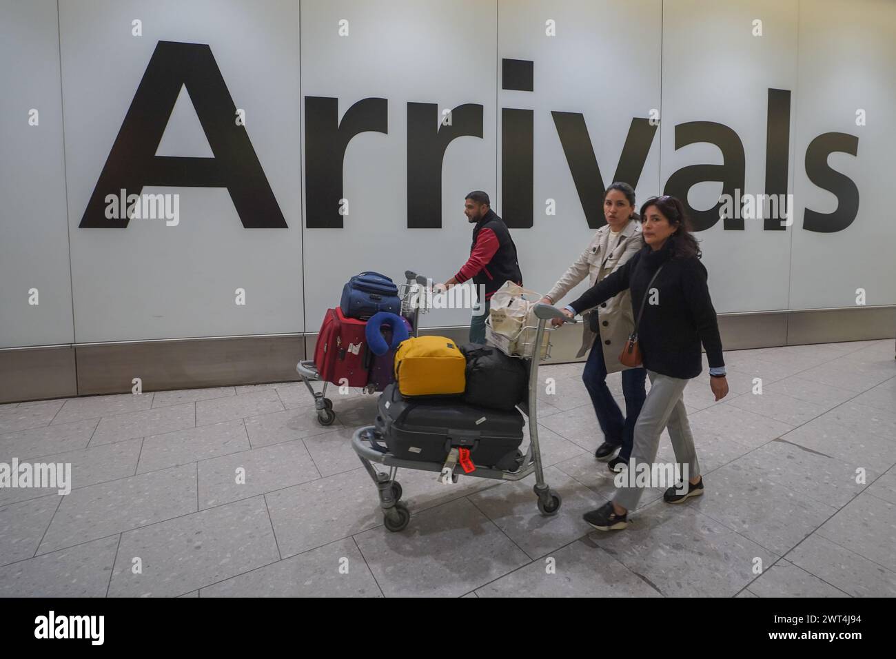 Londres, Royaume-Uni 15 mars 2024 . Voyageurs arrivant au terminal 4 d'Heathrow aujourd'hui. Une faille majeure dans la base de données de l'immigration du Home Office a causé dealys dans le traitement des demandes d'immigration affectant plus que le statut d'immigration de 76 000 personnes qui ont été inscrites avec des noms et des photogrpahs incorrects. Credit : amer Ghazzal/Alamy Live News Banque D'Images