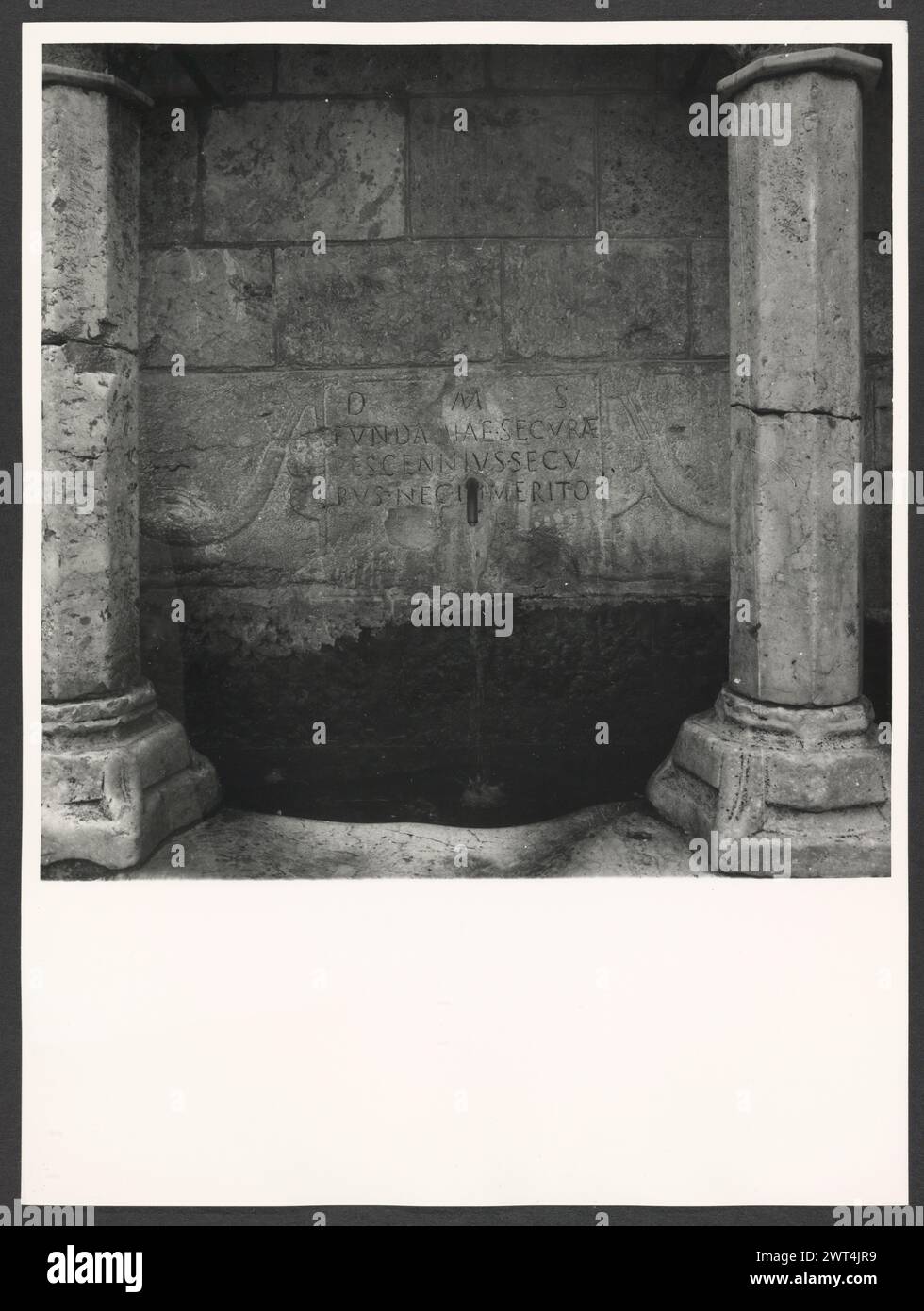 Molise Isernia Isernia Fontana della Fraterna1. Hutzel, Max 1960-1990 médiéval : fontaine à arcades du 13e au 14e siècle avec des détails sculpturaux et des inscriptions soigneusement sculptés. Photographe et érudit d'origine allemande Max Hutzel (1911-1988) photographié en Italie du début des années 1960 jusqu'à sa mort. Le résultat de ce projet, appelé Foto Arte Minore par Hutzel, est une documentation approfondie du développement historique de l'art en Italie jusqu'au XVIIIe siècle, y compris des objets des Étrusques et des Romains, ainsi que des monuments médiévaux, romans, gothiques, Renaissance et baroques. Les images le sont Banque D'Images