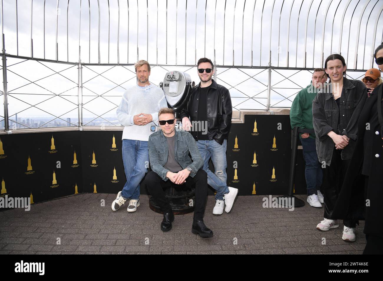 New York, États-Unis. 15 mars 2024. Les membres du groupe pop irlandais Westlife, (de gauche à droite) Kian Egan, Nicky Byrne et Shane Filan posent lors de la cérémonie d’éclairage de l’Empire State Building pour célébrer les mises en place Patrick's Day, New York, NY, 15 mars 2024. Photo par Anthony Behar/Sipa USA) crédit : Sipa USA/Alamy Live News Banque D'Images