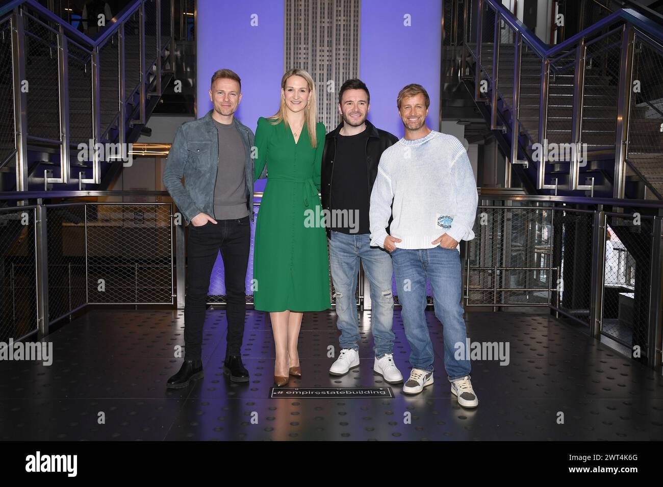 New York, États-Unis. 15 mars 2024. Les membres du groupe pop irlandais Westlife, (de gauche à droite) Nicky Byrne, Helen McEntee, ministre de la Justice pour l'Irlande, Shane Filan et Kian Egan, posent lors de la cérémonie d'éclairage de l'Empire State Building pour célébrer l'installation Patrick's Day, New York, NY, 15 mars 2024. Photo par Anthony Behar/Sipa USA) crédit : Sipa USA/Alamy Live News Banque D'Images