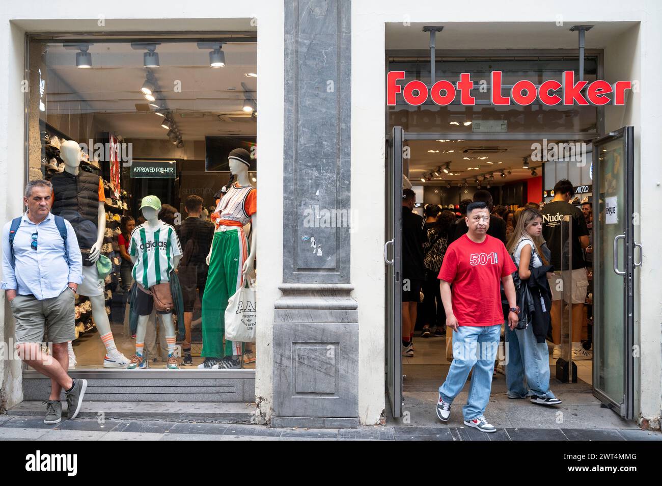 Les acheteurs sont vus au magasin Foot Locker, une multinationale américaine de chaussures et de vêtements de sport, en Espagne. Banque D'Images