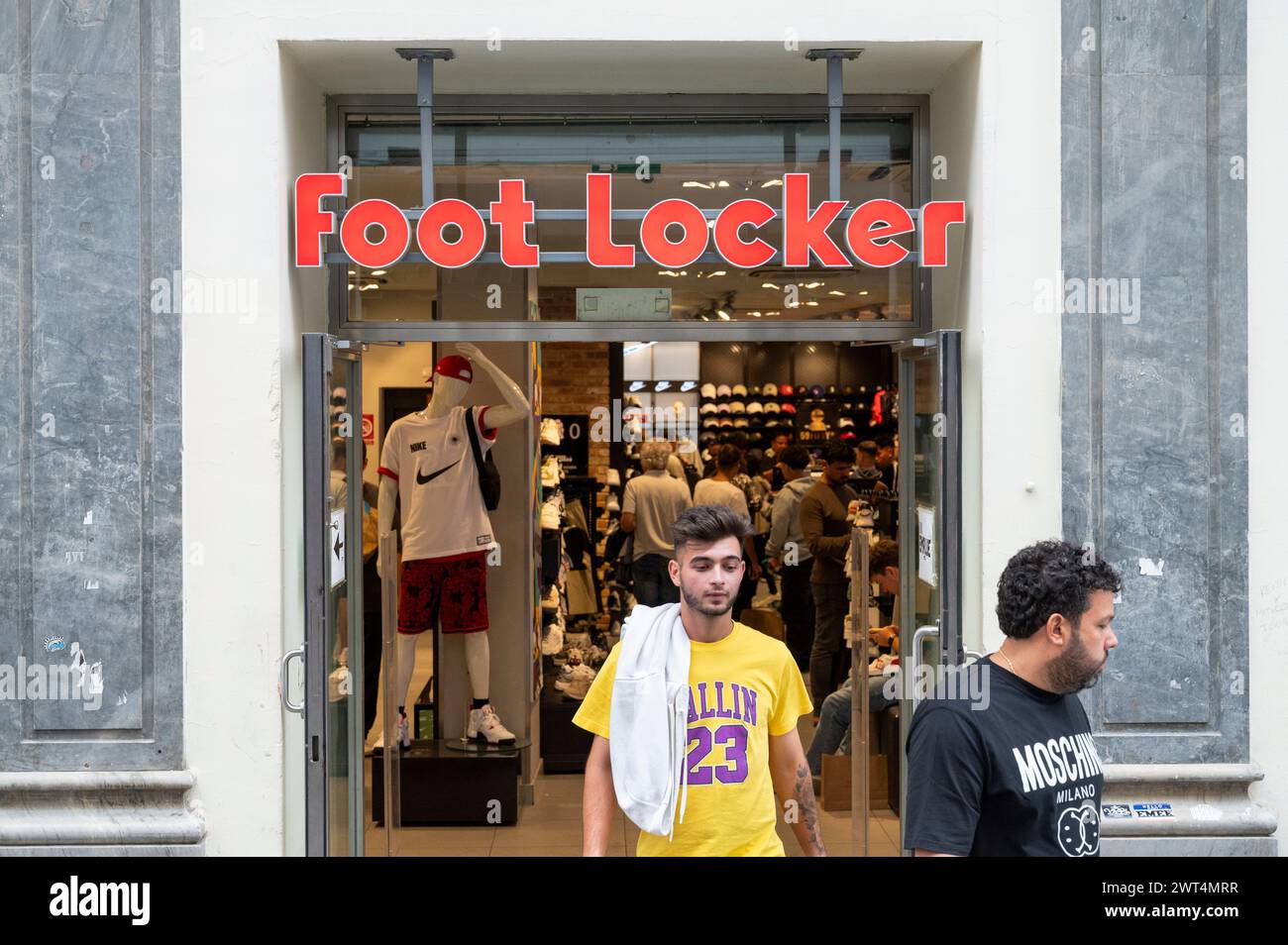 Les acheteurs sont vus au magasin Foot Locker, une multinationale américaine de chaussures et de vêtements de sport, en Espagne. Banque D'Images