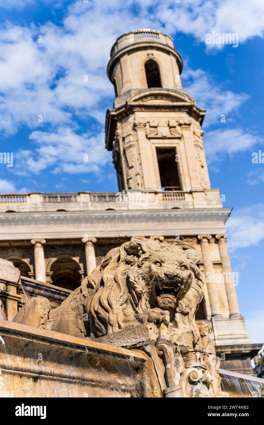 Détail d'un lion dans la fontaine Saint Sulpice ou 'des quatre évêques' sur la place Saint-Sulpice, conçu par l'architecte Joachim Visconti, Paris, France Banque D'Images