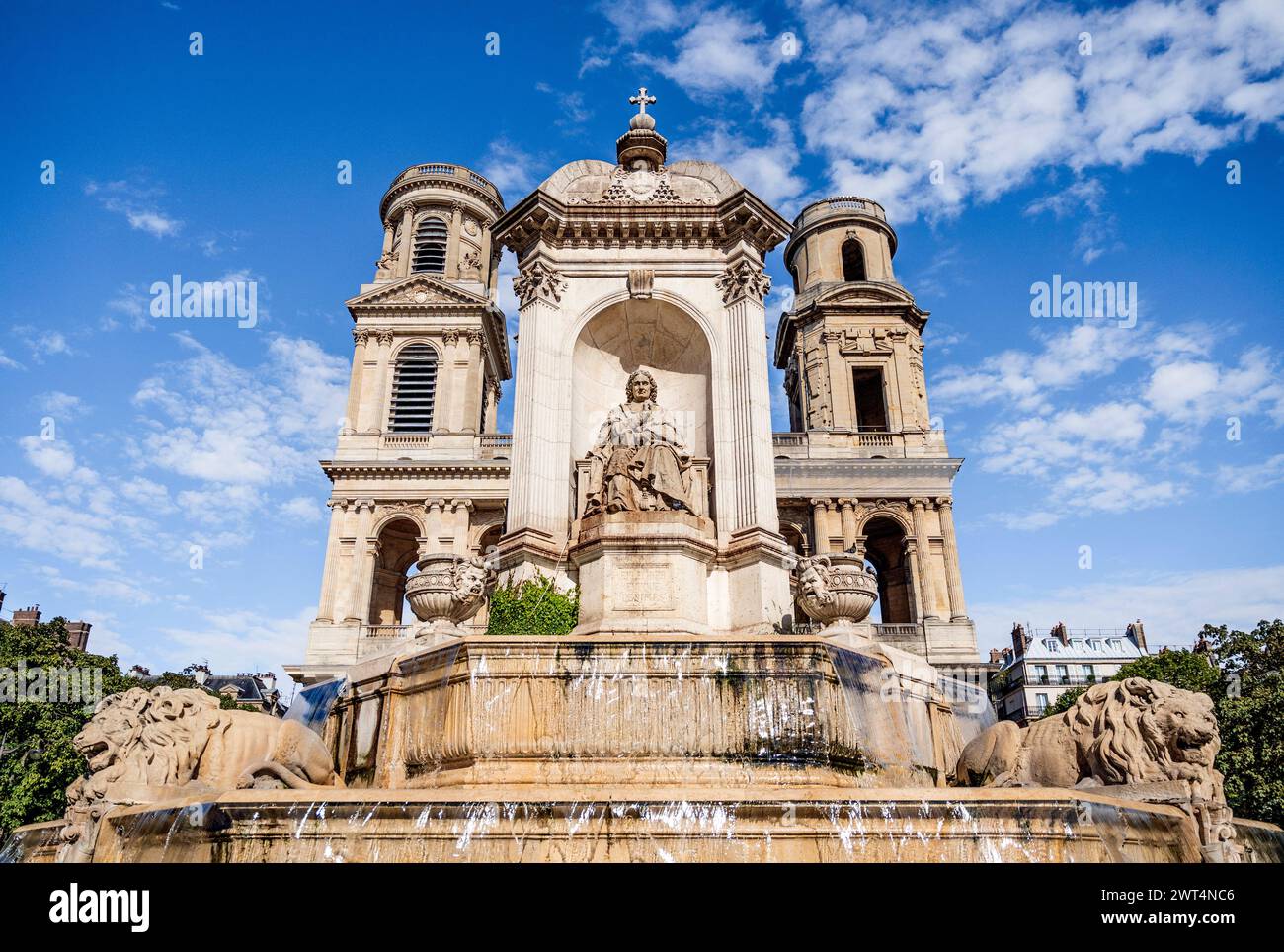 Fontaine Saint Sulpice ou 'des quatre évêques' sur la place Saint-Sulpice, conçue au XIXe siècle par l'architecte Joachim Visconti, Paris, France Banque D'Images