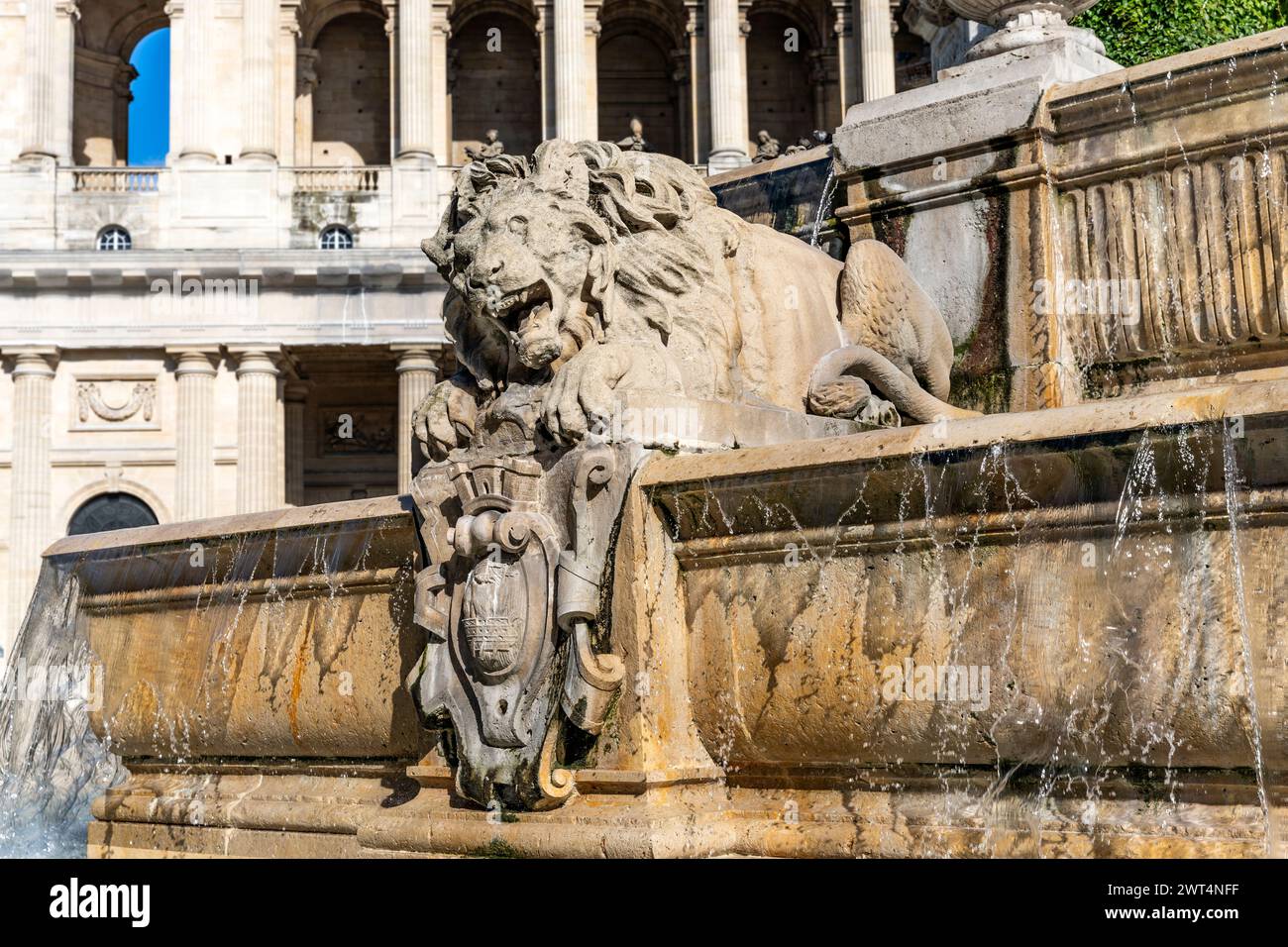 Détail d'un lion dans la fontaine Saint Sulpice ou 'des quatre évêques' sur la place Saint-Sulpice, conçu par l'architecte Joachim Visconti, Paris, France Banque D'Images