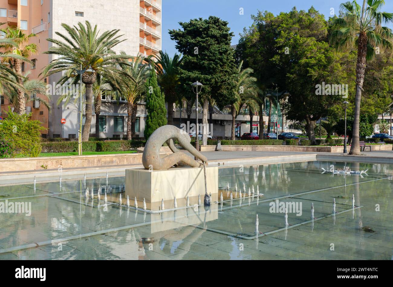 ALMERIA, ESPAGNE - 11 DÉCEMBRE 2023 fontaine représentant une sculpture d'un rameur dans un parc public de la ville d'Almeria, dans la province d'Almeria Banque D'Images