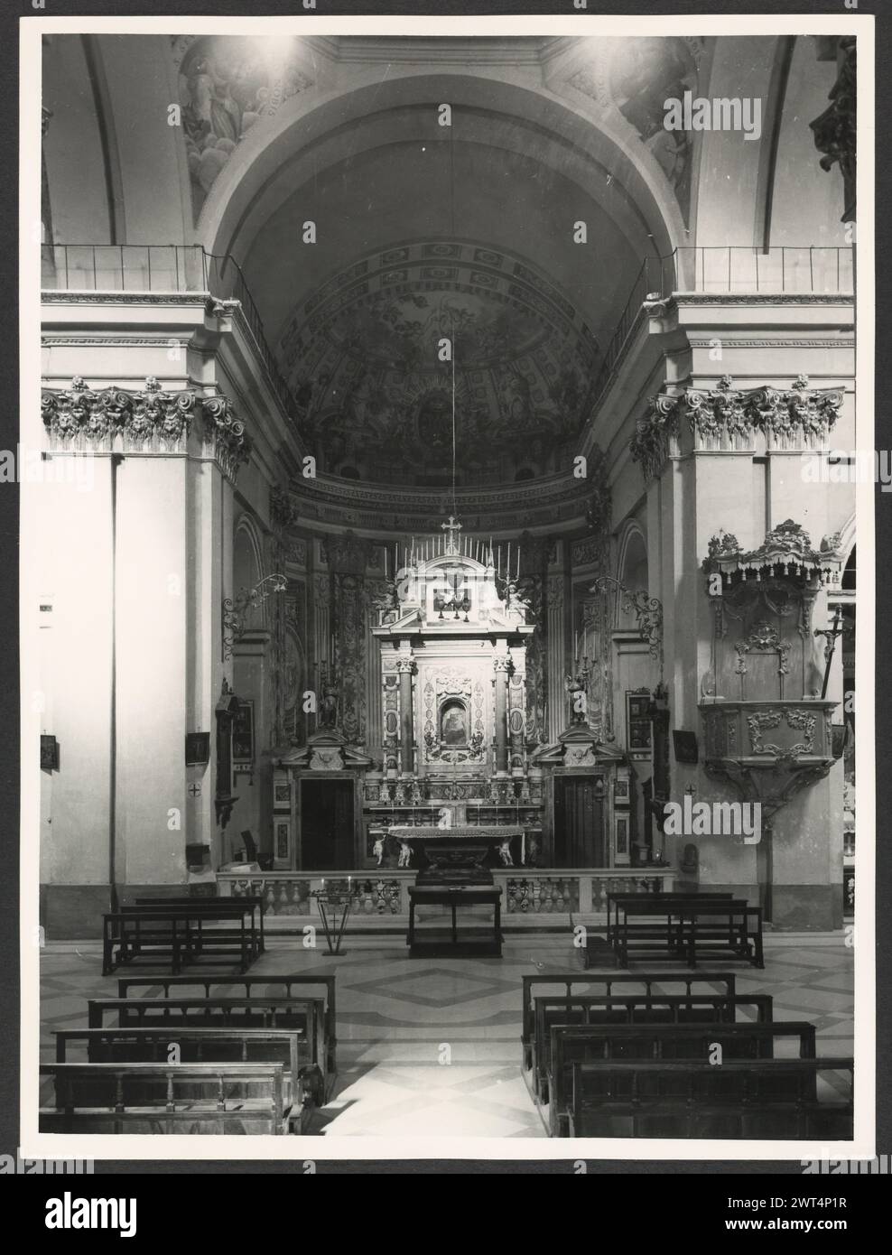 Marches Macerata San Severino Marche Chiesa delle Clarisse. Hutzel, Max 1960-1990 vues extérieures de l'église du XVe siècle avec sa façade baroque du XVIIe siècle. Vue intérieure du maître-autel, quatre chapelles latérales, deux chapelles transept, fresques du dôme du XIXe siècle et une fresque de conque de la conversion de Saul sur le chemin de Damas. L'autel (XVIIe siècle), en intarsia de marbre, est maintenu par quatre putti. Le retable rococo porte l'inscription Altare Gregorianum Perpetuum. Vues également d'un orgue doré (XVIIe siècle), d'une chaire et d'une fontaine d'eau sacrée en marbre (1598). Remarques sur l'objet : il y a deux impressions pour al Banque D'Images