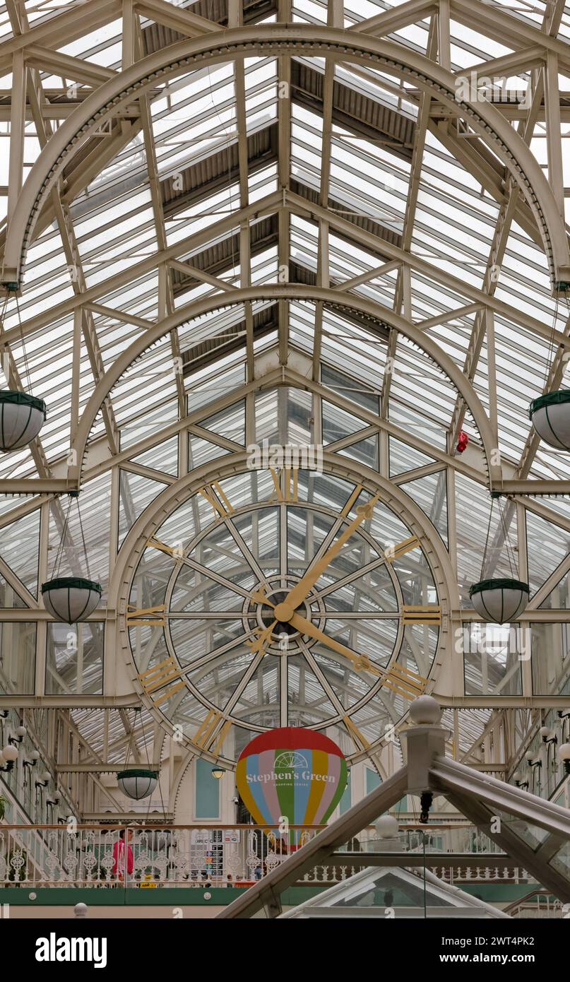 DUBLIN, Irlande - 4 août 2023 : la grande horloge parmi les architectures intérieures élégantes et originales du centre commercial Stephen's Green Banque D'Images