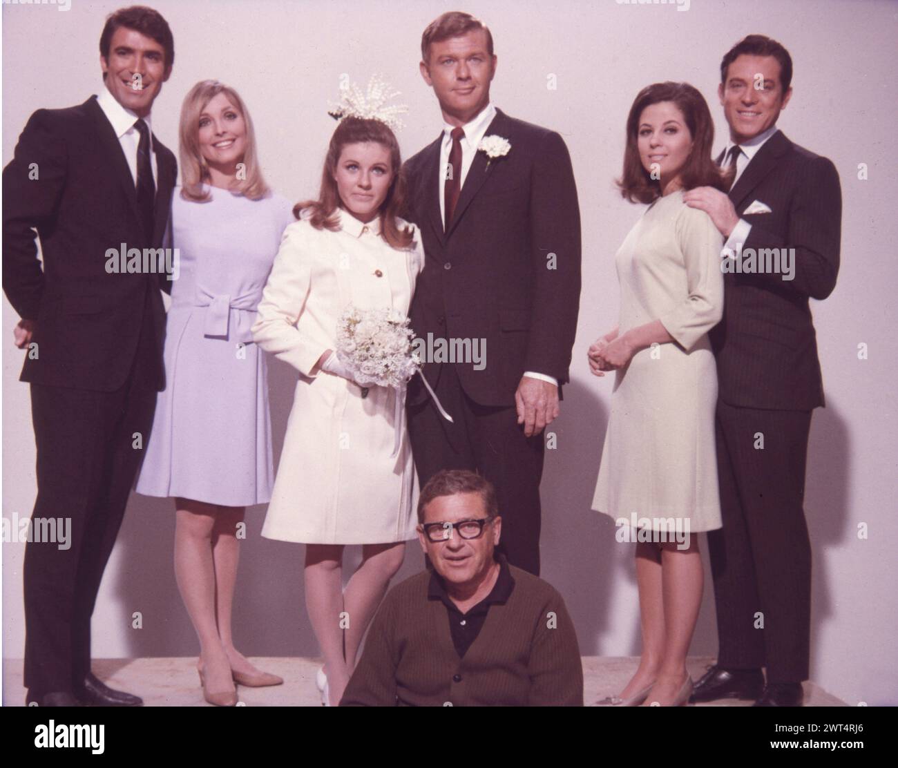 Portrait des principaux membres de la distribution de VALLEY OF THE DOLLS 1967 avec le réalisateur MARK ROBSON assis devant eux. De gauche à droite, TONY SCOTTI, SHARON TATE, PATTY DUKE, MARTIN MILNER, BARBARA PARKINS et PAUL BURKE. Roman JACQUELINE SUSANN costume Design TRAVILLA 20th Century Fox Banque D'Images