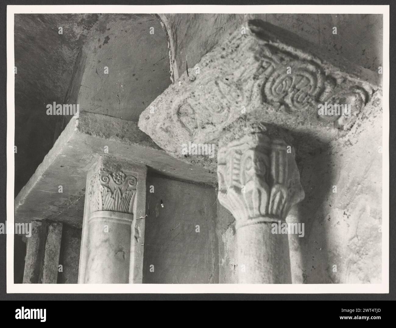 Lazio Rome Sant'Oreste S. Silvestro6. Hutzel, Max 1960-1990 médiéval : église du vie siècle avec la structure originale et un cadre carolingien en grande partie intact (partiellement en ruines) ; autel sculpté, colonnes et chapiteaux ; fresques photographe et érudit allemand Max Hutzel (1911-1988) photographié en Italie du début des années 1960 jusqu'à sa mort. Le résultat de ce projet, désigné par Hutzel comme Foto Arte Minore, est une documentation approfondie du développement historique de l'art en Italie jusqu'au XVIIIe siècle, y compris des objets des Étrusques et des Romains, ainsi que du début médiéval, roman, Banque D'Images