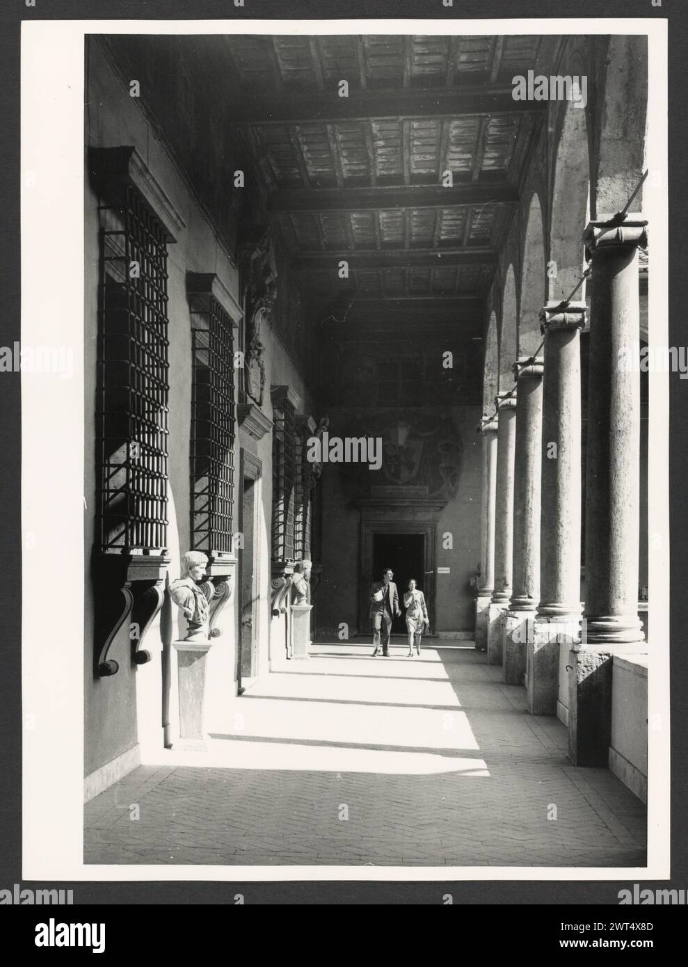 Lazio Roma Rome Palazzo del Commendatore. Hutzel, Max 1960-1990 Post-médiéval : architecture, sculpture architecturale, sculpture, fresque. Notes de l'objet : le palazzo est le siège du président de l'hôpital de Borgo S. Spirito ; construit entre 1567-71 après la conception de Nanni di Baccio Bigio ; façade linéaire ; horloge fantastique de 1827. Hôpital a été fondé en 1198 par le pape Inncenzo III. Fresques dans les salons, environ 1 000 mètres carrés. 53 négatifs ont déjà été classés. Photographe et érudit d'origine allemande Max Hutzel (1911-1988) photographié en Italie du début des années 1960 jusqu'à sa mort. T Banque D'Images