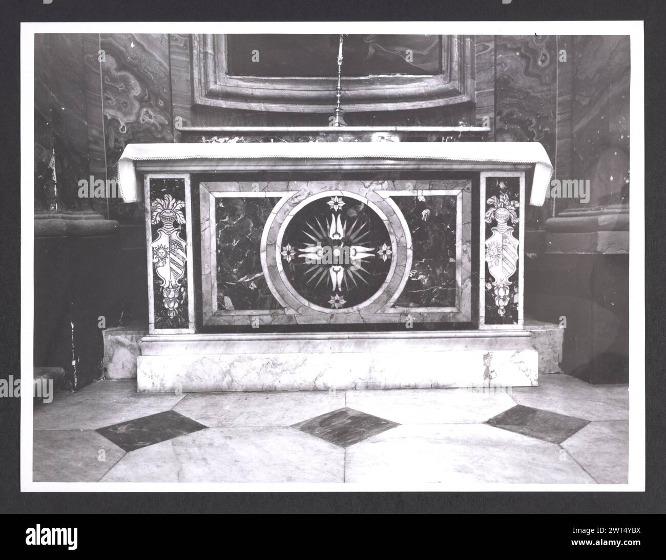 Lazio Rieti Magliano Sabina Cathédrale 5. Hutzel, Max 1960-1990 vues extérieures de la façade (XVIIIe siècle) et des portails (XVe siècle). Vues de l'intérieur restauré : fresques en abside du couronnement de la Vierge, Annonciation et la naissance et la mort du fils d'Uliano, noble de Magliano ; fresques décoratives au plafond ; retables et autels en marbre. Trésor : chasuble de brocart d'argent et d'or décoré de saints (XVIIIe siècle), portraits d'évêques (XVe-XVIIe siècle). Photographe et érudit d'origine allemande Max Hutzel (1911-1988) photographié en Italie du début des années 1960 jusqu'à sa mort. La Re Banque D'Images