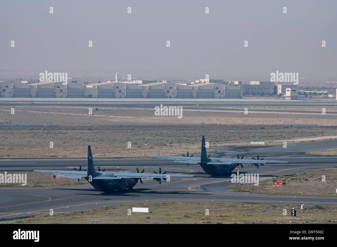 Deux avions C-130J Super Hercules de l'US Air Force chargés d'aide humanitaire ont été lancés au-dessus d'un taxi de Gaza depuis un emplacement non divulgué dans la zone de responsabilité du commandement central des États-Unis, le 15 mars 2024. L'armée américaine et les pays partenaires ont travaillé ensemble pour expédier des fournitures essentielles et vitales aux civils dans le besoin. (Photo de l'US Air Force) Banque D'Images