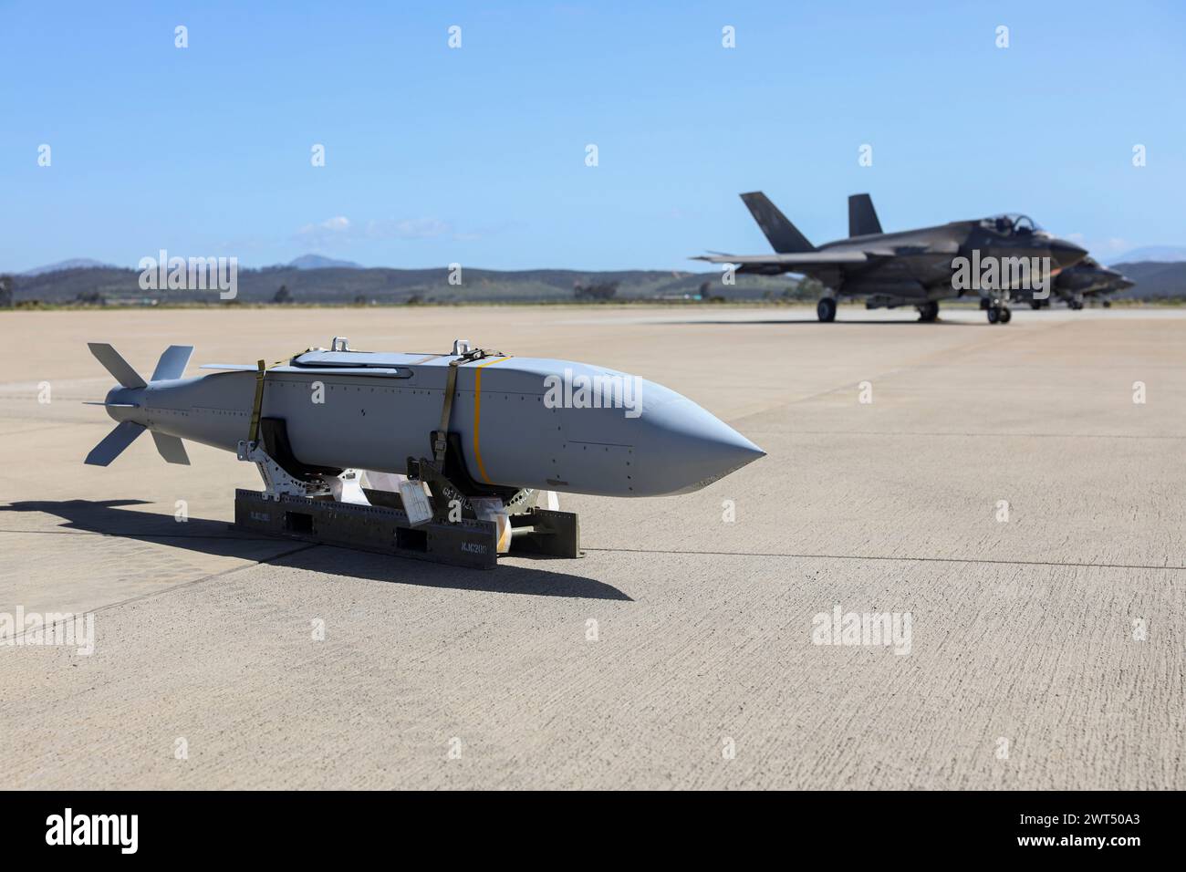 Un AGM-154 joint Standoff Weapon (JSOW) est monté sur la ligne de vol avant d'être chargé sur un F-35C Lightning II à la Marine corps Air Station Miramar, Californie, le 8 mars 2024. Le JSOW est une arme guidée de précision moyenne portée à tir et oublier destinée à être utilisée contre des cibles molles. Ce chargement du JSOW est le premier chargement du système d'arme sur le F-35C et la première fois à être chargé dans un environnement de garnison en près de 20 ans. (Photo du corps des Marines des États-Unis par le sergent Sean Potter) Banque D'Images