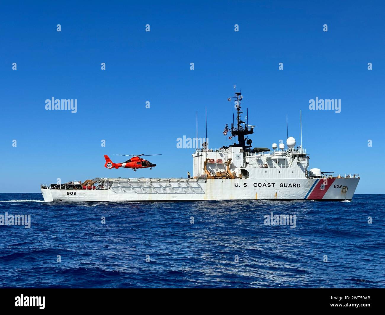 Un équipage d'hélicoptère MH-65 Dolphin de la Garde côtière américaine atterrit sur le pont d'envol du Coast Guard Cutter Campbell (WMEC 909), le 8 février, dans l'océan Pacifique Nord. Campbell est un 270 pieds de coupe d'endurance moyenne de classe célèbre. Les missions principales de l'équipe sont la lutte contre les stupéfiants, l'interdiction des migrants, la protection des ressources marines vivantes et la recherche et le sauvetage en appui aux opérations de la Garde côtière américaine dans tout l'hémisphère occidental. (Photo de la Garde côtière américaine par le matelot Coby R. Francis) Banque D'Images