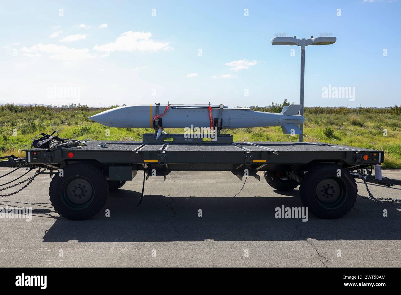 Un AGM-154 joint Standoff Weapon (JSOW) est monté sur la ligne de vol avant d'être chargé sur un F-35C Lightning II à la Marine corps Air Station Miramar, Californie, le 8 mars 2024. Le JSOW est une arme guidée de précision moyenne portée à tir et oublier destinée à être utilisée contre des cibles molles. Ce chargement du JSOW est le premier chargement du système d'arme sur le F-35C et la première fois à être chargé dans un environnement de garnison en près de 20 ans. (Photo du corps des Marines des États-Unis par le sergent Sean Potter) Banque D'Images