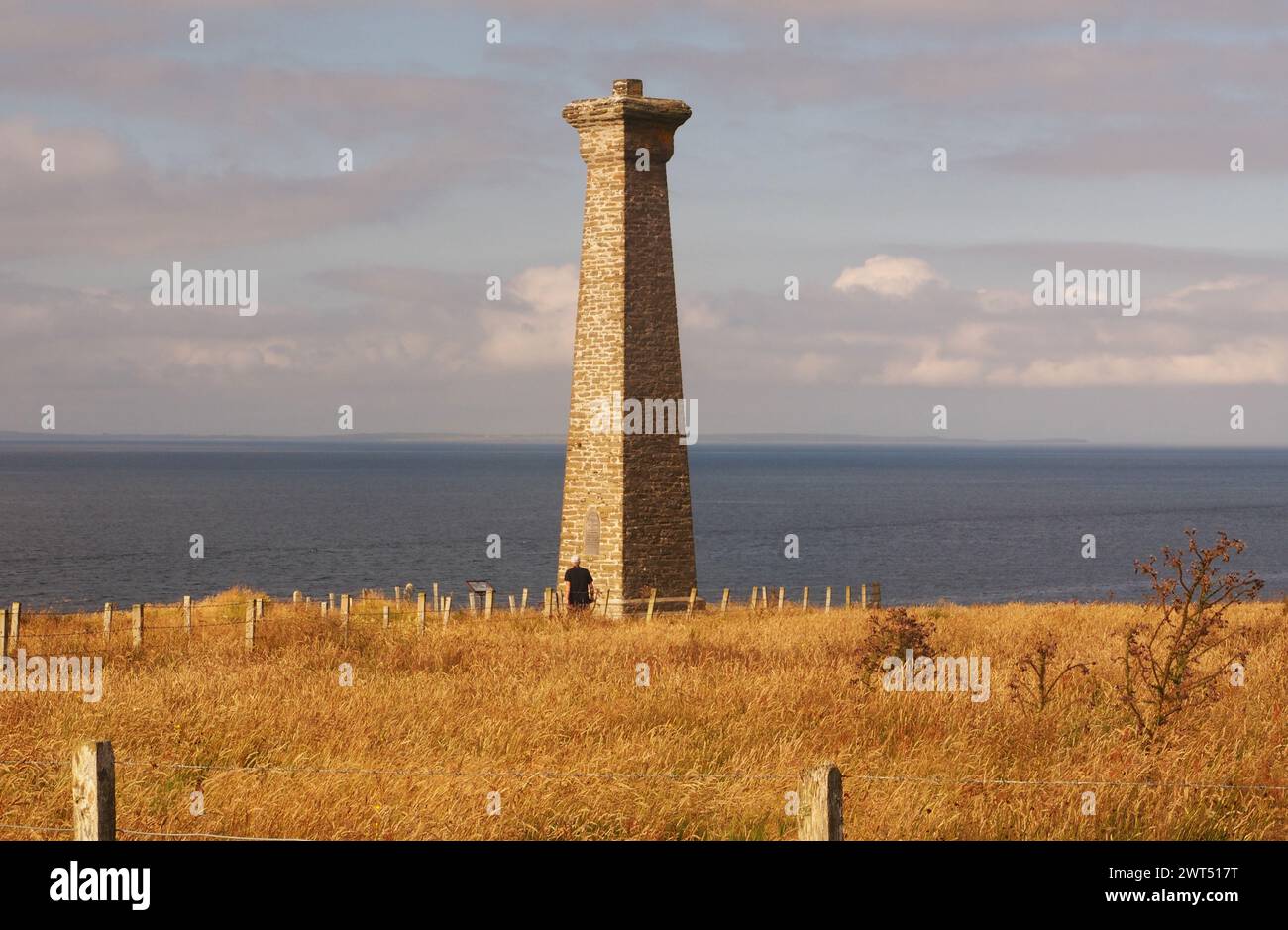 La tour commémorative Covenanter à Scarvataing, Deerness, Orcades, Écosse Royaume-Uni montrant la grande structure qui peut être vue à des kilomètres autour Banque D'Images