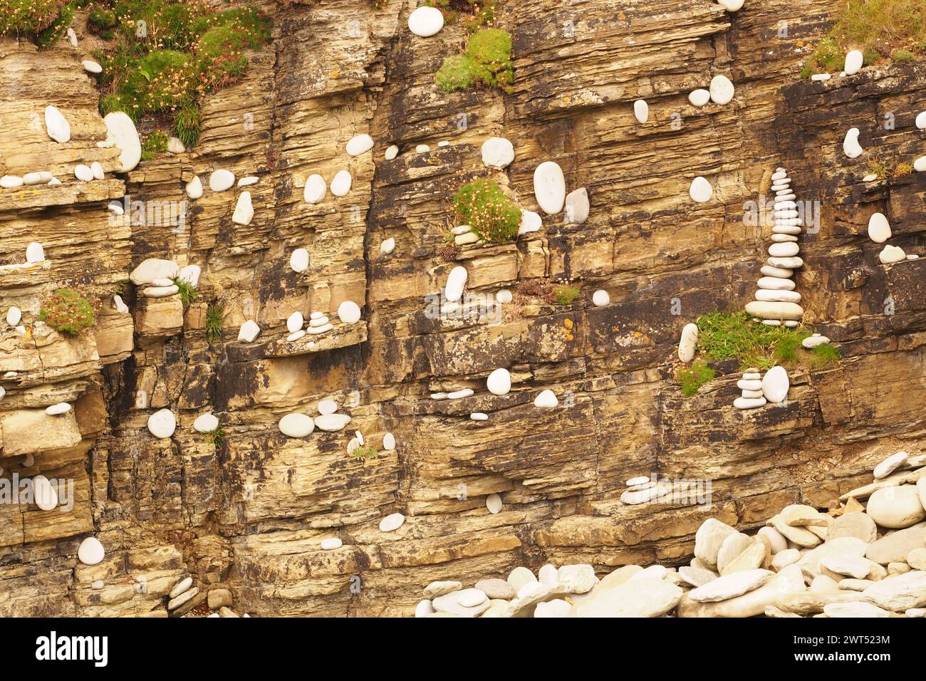 Art humain et naturel utilisant des pierres locales et les plaçant de façon artistique sur un mur de falaise sur le Brough de Birsay, Orcades, Écosse Royaume-Uni Banque D'Images