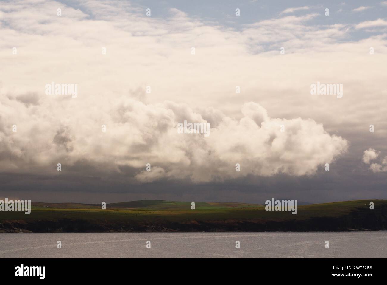 Regardant de Brough of Birsay vers Mainland Orkney et Hoy en arrière-plan avec des nuages spectaculaires dans le ciel, Écosse Royaume-Uni Banque D'Images