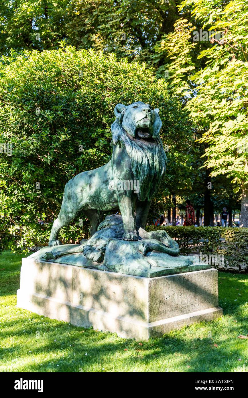 Statue le Lion de Nubie et sa Proie sculptée par Auguste Cain à l'intérieur du jardin du Luxembourg dans le 6ème arrondissement de Paris, France Banque D'Images