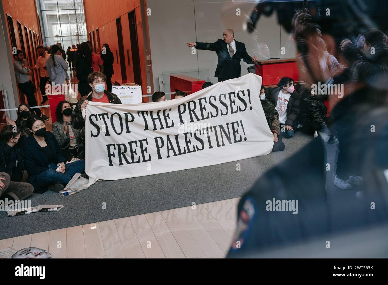 Les participants au sit-in attendent des arrestations imminentes pendant la manifestation. Plus de 100 manifestants pro-palestiniens ont été arrêtés après avoir pris d'assaut le siège du New York Times et tenté d'empêcher les employés d'accéder à leurs bureaux. Les manifestants, organisés par le mouvement de la jeunesse palestinienne, accusent le journal de faire pencher l'opinion publique en faveur du soutien militaire et financier continu du gouvernement américain à Israël. Banque D'Images