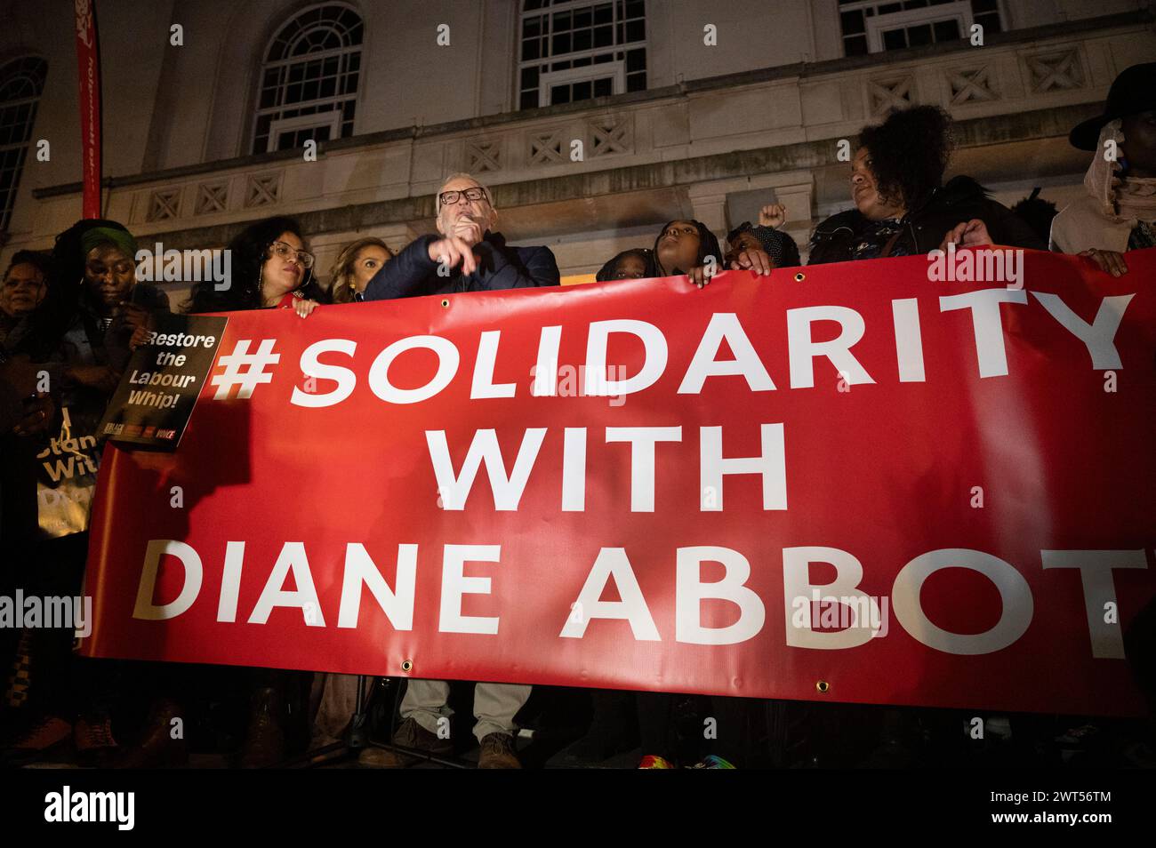 Une foule nombreuse de partisans de Diane Abbott députée de Hackney North assiste à un rassemblement devant l’hôtel de ville de Hackney le 15 mars, quelques jours après le Conservat Banque D'Images