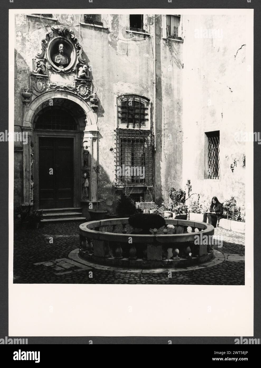 Lazio Roma Rome Palazzo del Commendatore8. Hutzel, Max 1960-1990 Post-médiéval : architecture, sculpture architecturale, sculpture, fresque. Notes de l'objet : le palazzo est le siège du président de l'hôpital de Borgo S. Spirito ; construit entre 1567-71 après la conception de Nanni di Baccio Bigio ; façade linéaire ; horloge fantastique de 1827. Hôpital a été fondé en 1198 par le pape Inncenzo III. Fresques dans les salons, environ 1 000 mètres carrés. 53 négatifs ont déjà été classés. Photographe et érudit d'origine allemande Max Hutzel (1911-1988) photographié en Italie du début des années 1960 jusqu'à sa mort. Banque D'Images
