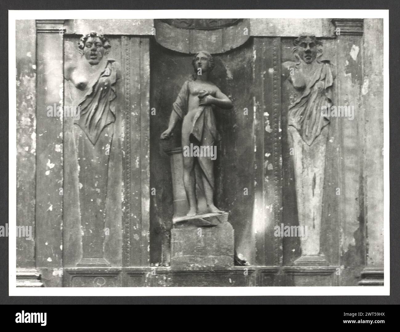 Lazio Roma Rome Palazzo del Commendatore1. Hutzel, Max 1960-1990 Post-médiéval : architecture, sculpture architecturale, sculpture, fresque. Notes de l'objet : le palazzo est le siège du président de l'hôpital de Borgo S. Spirito ; construit entre 1567-71 après la conception de Nanni di Baccio Bigio ; façade linéaire ; horloge fantastique de 1827. Hôpital a été fondé en 1198 par le pape Inncenzo III. Fresques dans les salons, environ 1 000 mètres carrés. 53 négatifs ont déjà été classés. Photographe et érudit d'origine allemande Max Hutzel (1911-1988) photographié en Italie du début des années 1960 jusqu'à sa mort. Banque D'Images