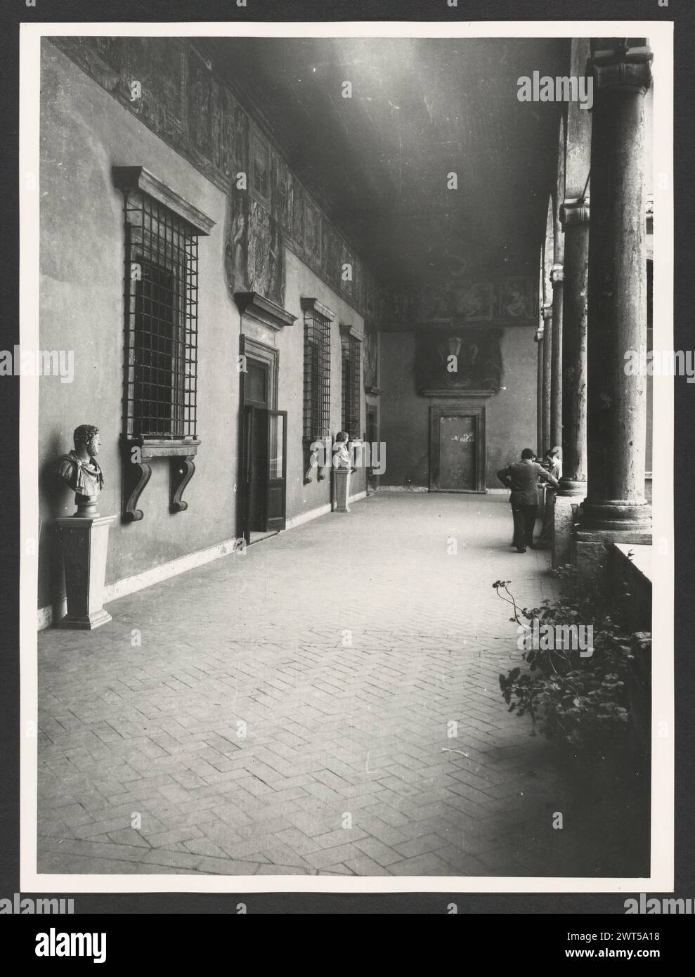 Lazio Roma Rome Palazzo del Commendatore5. Hutzel, Max 1960-1990 Post-médiéval : architecture, sculpture architecturale, sculpture, fresque. Notes de l'objet : le palazzo est le siège du président de l'hôpital de Borgo S. Spirito ; construit entre 1567-71 après la conception de Nanni di Baccio Bigio ; façade linéaire ; horloge fantastique de 1827. Hôpital a été fondé en 1198 par le pape Inncenzo III. Fresques dans les salons, environ 1 000 mètres carrés. 53 négatifs ont déjà été classés. Photographe et érudit d'origine allemande Max Hutzel (1911-1988) photographié en Italie du début des années 1960 jusqu'à sa mort. Banque D'Images