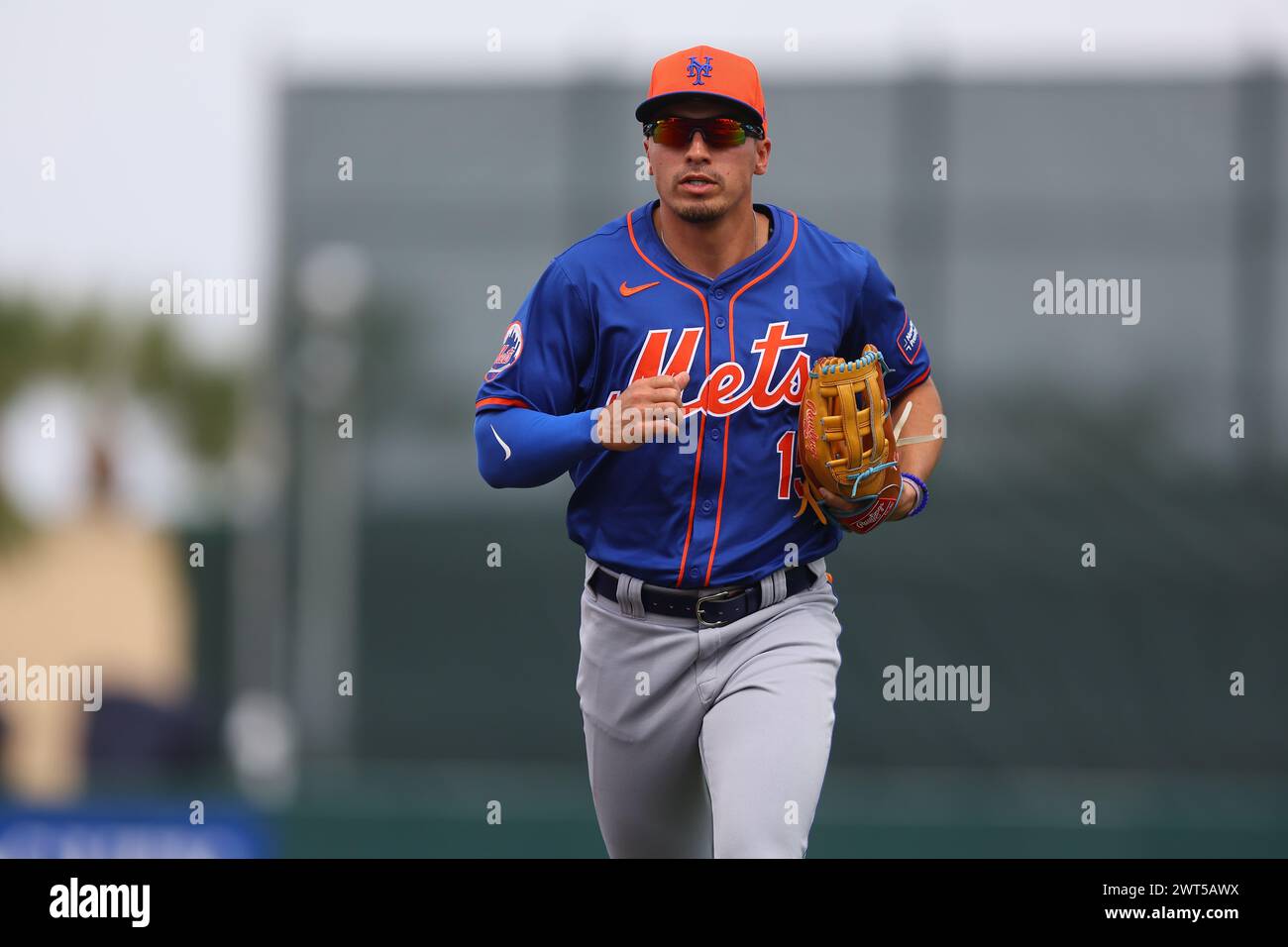 New York mets Tyrone Taylor #15 sort du terrain lors de la deuxième manche d’un match de baseball contre les Marlins de Miami au Roger Dean Chevrolet Stadium à Jupiter, en Floride, le samedi 2 mars 2024. (Photo : Gordon Donovan) Banque D'Images