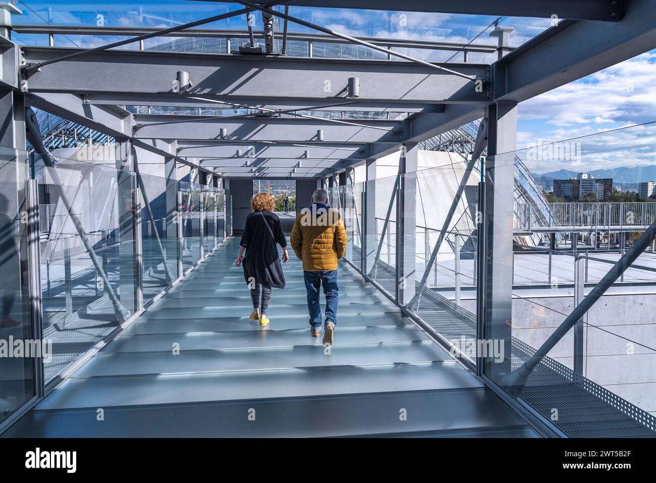 Los Angeles, CA, États-Unis – 15 mars 2024 : traverser le pont aérien jusqu’à la terrasse Dolby Family au sommet du Sphere Building à l’Academy Museum of Motion Pi Banque D'Images